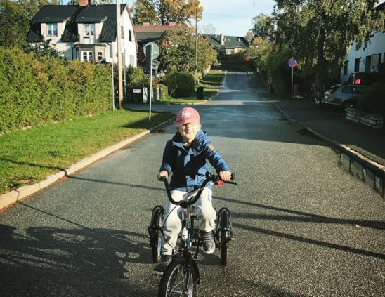 Viggo cyklar hemma på gatan